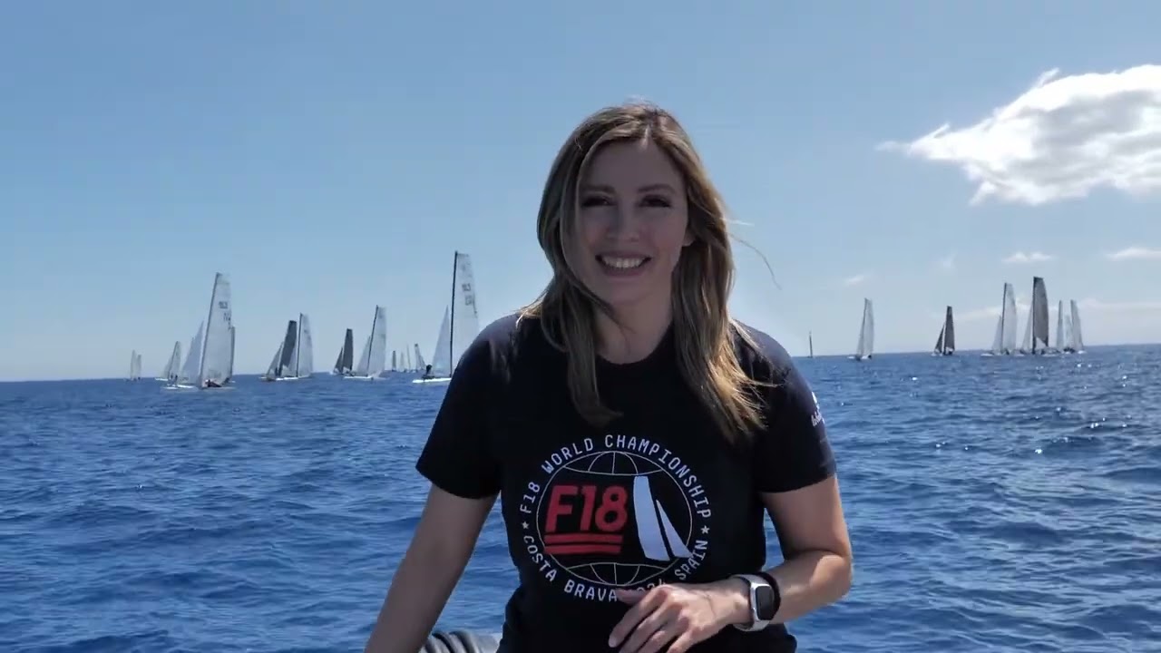 Mujer sonriente en competición de veleros
