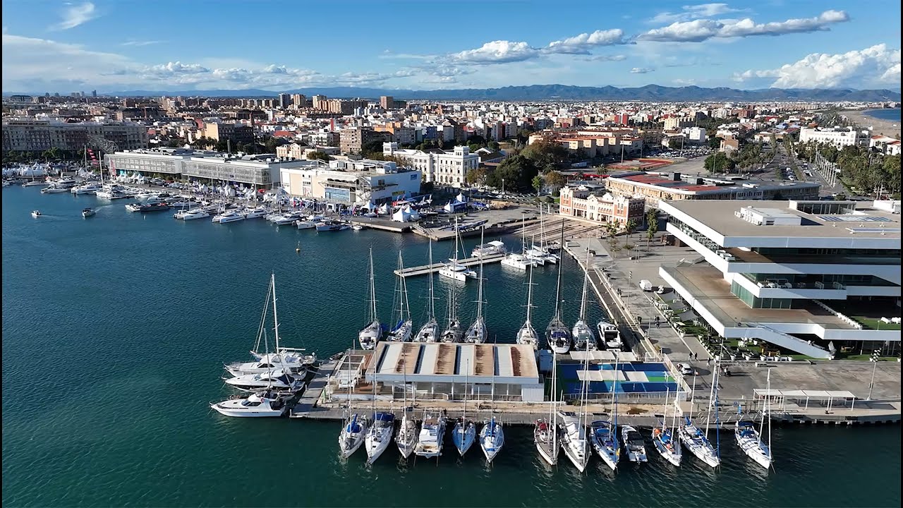 Vista del puerto y la ciudad costera.