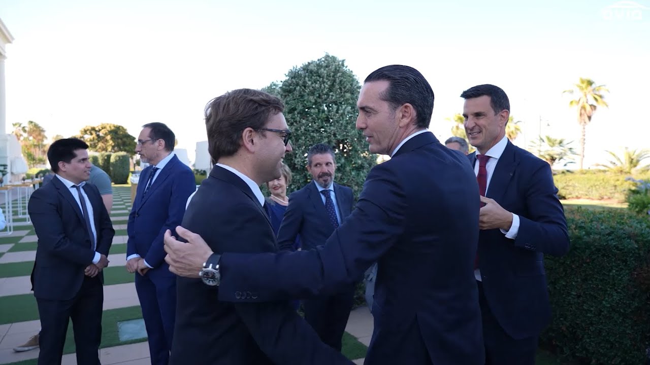 Encuentro entre varios hombres en un evento exterior.